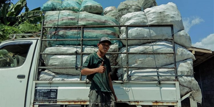 Ketut Robi | Menata Sampah di Atas Pick-Up pun Perlu Keahlian