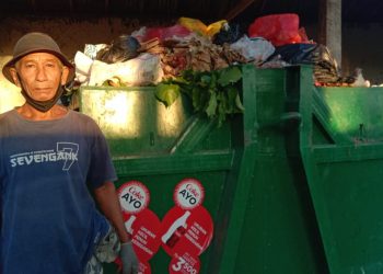 Pak Brenyit Sang Penunggu Sampah | “Berkantor” di Depan Kuburan Desa Panji