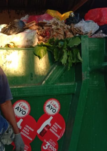 Pak Brenyit Sang Penunggu Sampah | “Berkantor” di Depan Kuburan Desa Panji