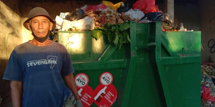 Pak Brenyit Sang Penunggu Sampah | “Berkantor” di Depan Kuburan Desa Panji