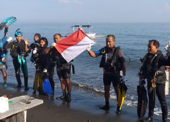Berkibarlah Merah Putih di Hutan Bawah Laut Penimbangan