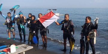 Berkibarlah Merah Putih di Hutan Bawah Laut Penimbangan