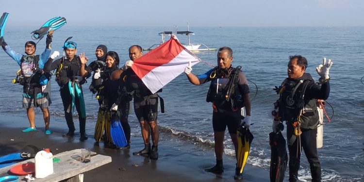 Berkibarlah Merah Putih di Hutan Bawah Laut Penimbangan