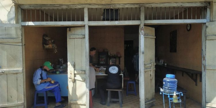 Kopi Susu + Telur Ayam Arab Setengah Matang | Legenda Ngopi di Kota Tua Singaraja