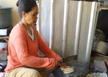 Tok, Tok, Tok…! Sudang Lepet Made Suarti pun Pipih dan Gurih