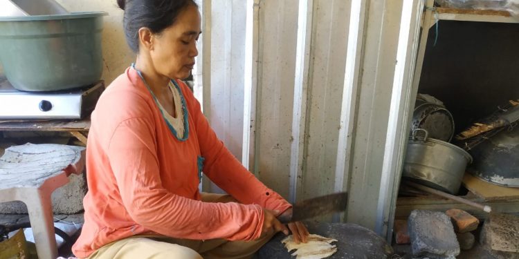 Tok, Tok, Tok…! Sudang Lepet Made Suarti pun Pipih dan Gurih