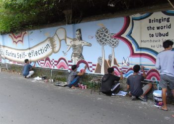 Mahasiswa Seni Rupa UPMI Bersenang-senang dengan Mural di UWRF 2021