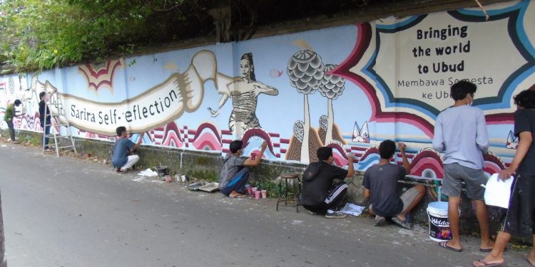 Mahasiswa Seni Rupa UPMI Bersenang-senang dengan Mural di UWRF 2021
