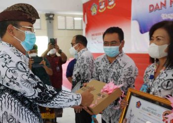 Guru Berprestasi Layak Dapat Hadiah | Bupati Suradnyana Puji Disdikpora Buleleng