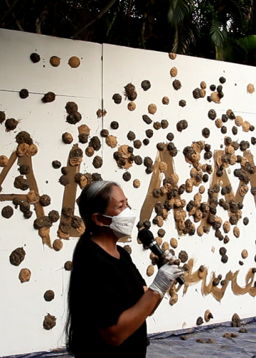 “Furious Mother Earth” karya Arahmaiani: Warna Lain Ibu Pertiwi pada Dinding Putih