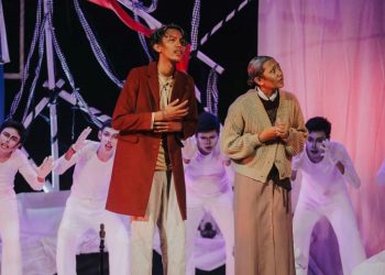 Tubuh-Tubuh Halte Sedang Menunggu Kereta | Pementasan Teater Limas di Festival Seni Bali Jani