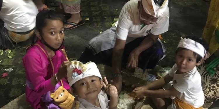 Megargitan | Ritual Makan Bersama Pada Piodalan di Pura Panataran Keloncing Padangtegal