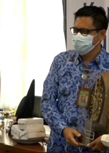 Dokter Arya Terima KJB Award | Ia Tak Sekadar Menjawab, Tapi Juga Menuliskannya
