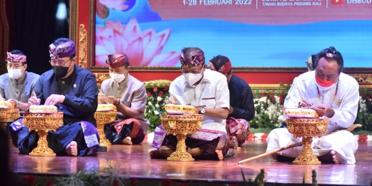 Gubernur Koster: Dengan Bahasa, Aksara, dan Sastra Bali Kita Bisa Paham Inti Kebudayaan Bali