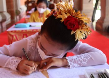 Anak-anak Berlomba Menulis Aksara Bali | Tim Klungkung Jayanti