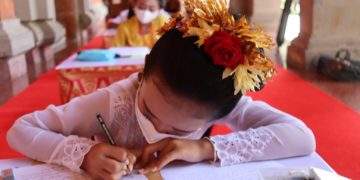 Anak-anak Berlomba Menulis Aksara Bali | Tim Klungkung Jayanti