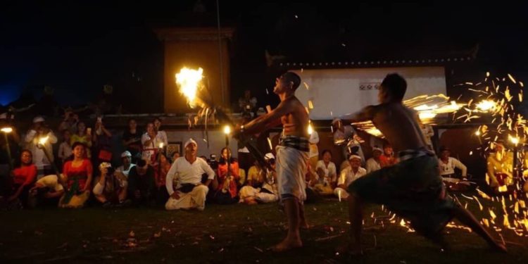 Tradisi Lukat Geni di Desa Paksebali  Kini Miliki Sertifikat Hak Kekayaan Intelektual Komunal