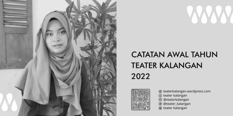 Anak Pupuk Bawang Sedang Memupuk Kebunnya