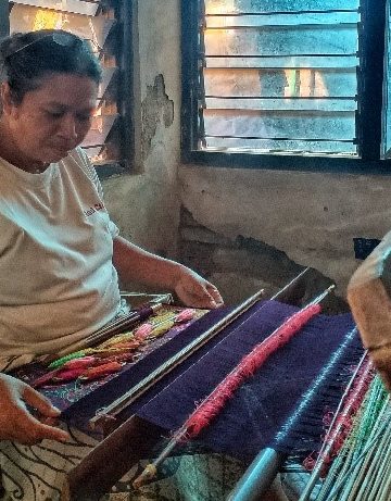 Mereka Menenun Zaman | Tentang Tenun Desa Jinengdalem dan Hal-hal yang Membuat Bimbang