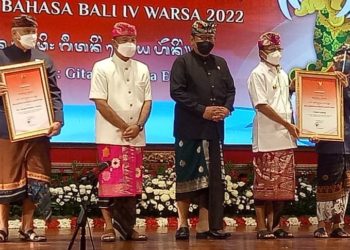 Made Degung dan Nengah Medera Terima Kerthi Nugraha Mahotama | Gubernur Tutup Bulan Bahasa Bali 2022