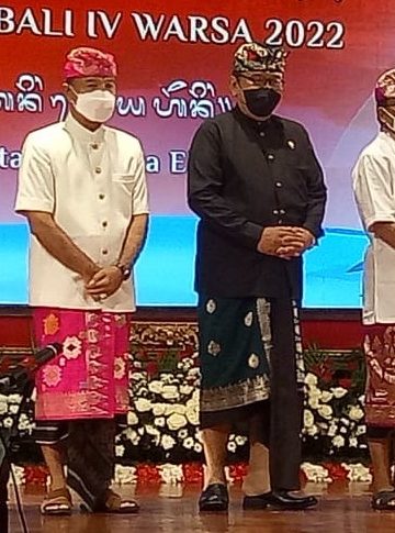 Made Degung dan Nengah Medera Terima Kerthi Nugraha Mahotama | Gubernur Tutup Bulan Bahasa Bali 2022
