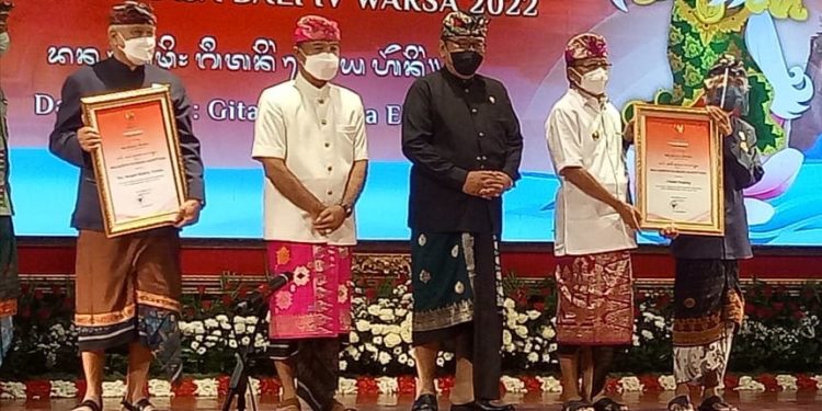 Made Degung dan Nengah Medera Terima Kerthi Nugraha Mahotama | Gubernur Tutup Bulan Bahasa Bali 2022
