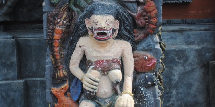 Ikonografi Men Bajra yang Bertugas Mengundang Memedi