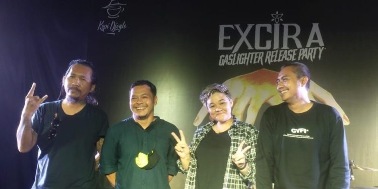 “Gaslighter”, Pasang Surut Cinta | Excira di Kanal Youtube Exciraofficial