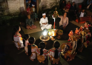 Memotret Gandrung, Mengabadikan Tari Sakral Penangkal “Grubug” di Desa Suter