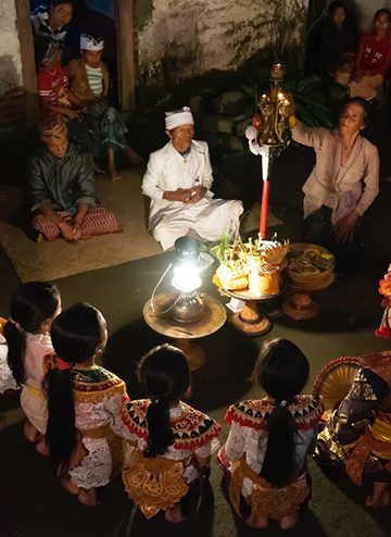 Memotret Gandrung, Mengabadikan Tari Sakral Penangkal “Grubug” di Desa Suter