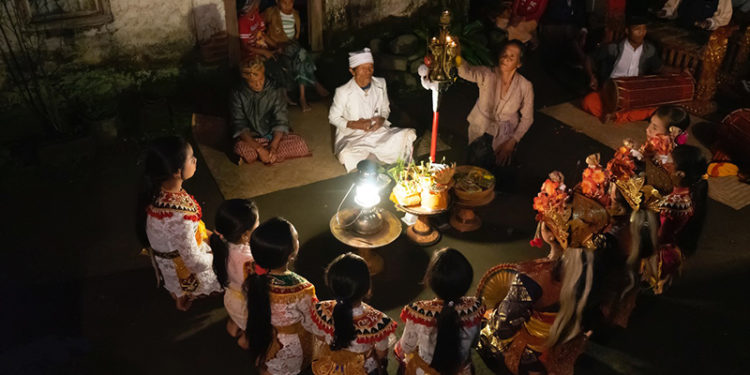 Memotret Gandrung, Mengabadikan Tari Sakral Penangkal “Grubug” di Desa Suter
