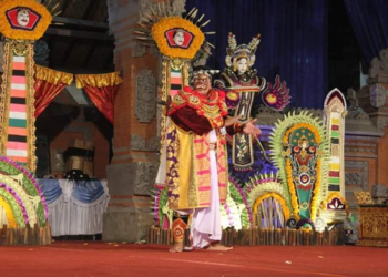Para “Maling” dari Kalangan Muda Menari Pada Arena Lomba Topeng Se-Bali di Mas Ubud