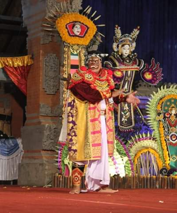 Para “Maling” dari Kalangan Muda Menari Pada Arena Lomba Topeng Se-Bali di Mas Ubud