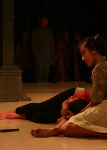 “Tugasmu Hanya Satu, Mengaku!” | Cerita Kecil Pentas Teater “Jro Ketut” di Surakarta