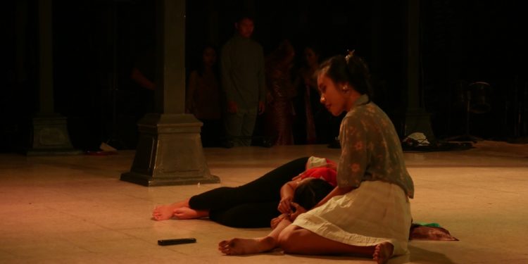 “Tugasmu Hanya Satu, Mengaku!” | Cerita Kecil Pentas Teater “Jro Ketut” di Surakarta