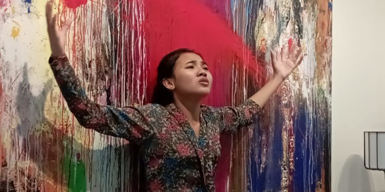 Nanda Ayu Rini dari SMAN 1 Kuta Mainkan Monolog “Inggit” di TonCity Artspace