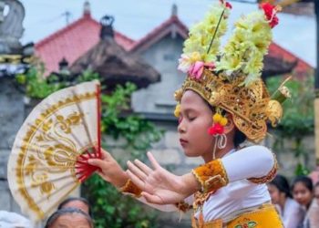 Tari Sanghyang Dedari dari Banjar Prapat, Nusa Penida, “Mesolah” di Rumah Warga