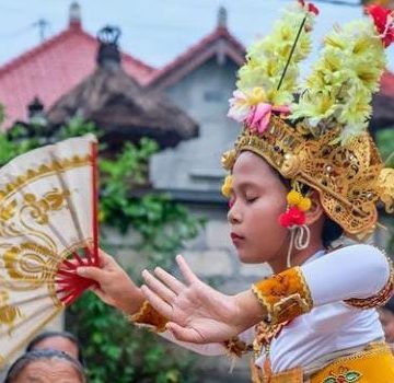 Tari Sanghyang Dedari dari Banjar Prapat, Nusa Penida, “Mesolah” di Rumah Warga