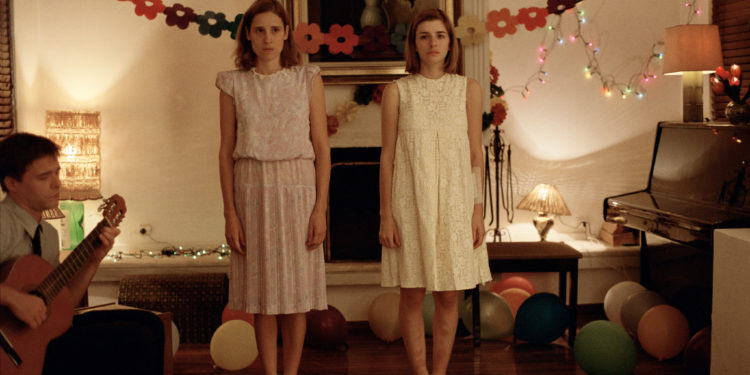 Dogtooth (2009): Abnormalitas yang Menegaskan Jati Diri Sinema-Sinema Yorgos Lanthimos