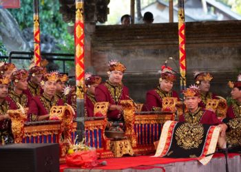 Kegembiraan Remaja Sarimekar-Buleleng Ngebyar Angklung Bilah Kutus di PKB