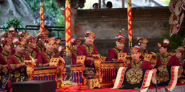 Kegembiraan Remaja Sarimekar-Buleleng Ngebyar Angklung Bilah Kutus di PKB