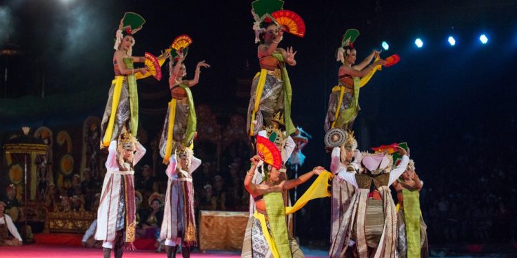 Menonton Gong Kebyar Kabupaten Gianyar Seperti Perjalanan Denpasar ke Singaraja Via Tegallalang