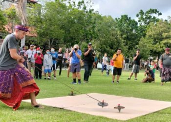 Aksi “Magangsing” dari Sekeha Gangsing Kayu Sambuk, Desa Gobleg, Pukau Penonton