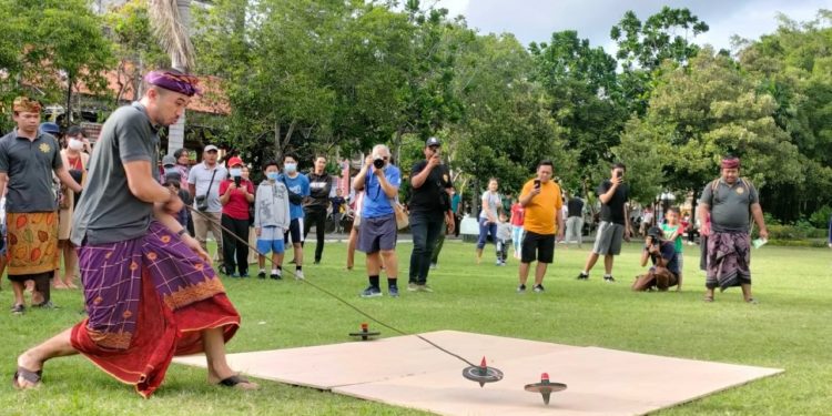 Aksi “Magangsing” dari Sekeha Gangsing Kayu Sambuk, Desa Gobleg, Pukau Penonton