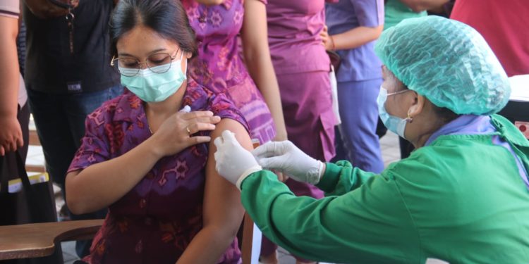 Tibalah Dokter dan Juru Rawat Kita Pada Vaksin Suntikan Keempat