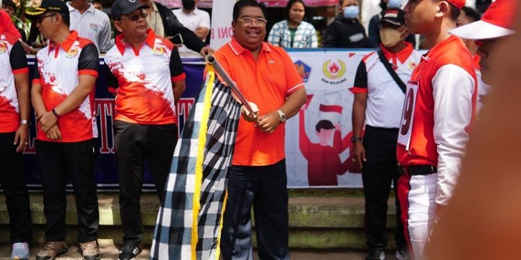 Ini Alasan Kenapa Bupati Suradnyana Minta KONI Tambah Hadiah Lomba Gerak Jalan