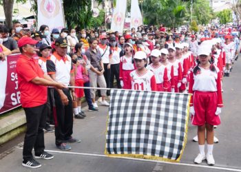 Diikuti 76 Regu, Peserta Lomba Gerak Jalan SD Dilepas Wabup Sutjidra