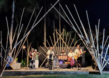 Pentas Puisi Musik Keboen Sastra di Dusun Senja: Mereka Berkeliling Membangunkan Orang-orang