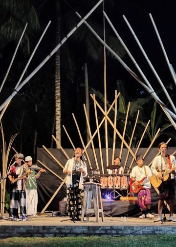 Pentas Puisi Musik Keboen Sastra di Dusun Senja: Mereka Berkeliling Membangunkan Orang-orang