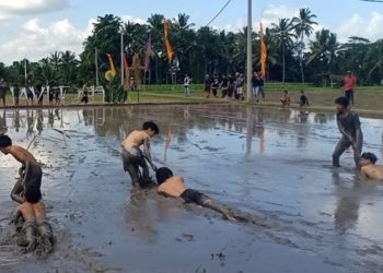Anak-anak Tabanan Merdeka Bermain Lumpur di Sawah